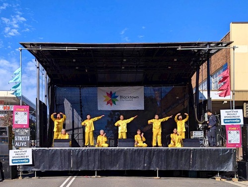 Image for article Australianos inspirados en conocer Falun Dafa en el Festival de Blacktown