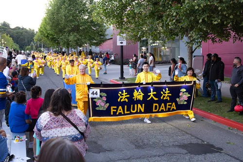 Image for article Practicantes de Falun Dafa participan en el desfile de la Copa Mundial de la FIFA en el estado de Washington