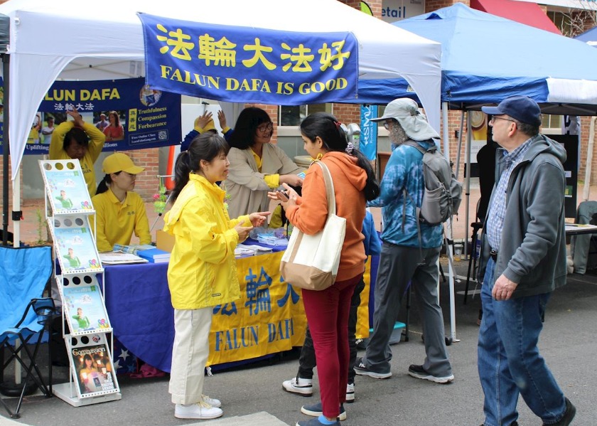 Image for article Personas conocen sobre Falun Dafa durante el Día del Descubrimiento de Lexington