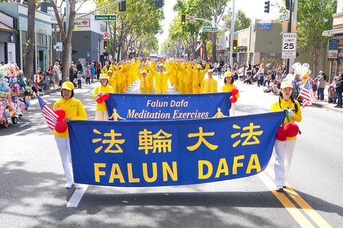 Image for article California: Concejales y residentes elogian Falun Dafa durante el Desfile de las Cerezas en San Leandro