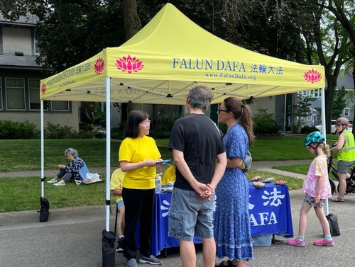 Image for article Minnesota: Presentación de Falun Dafa en el evento Calles Abiertas en Minneapolis