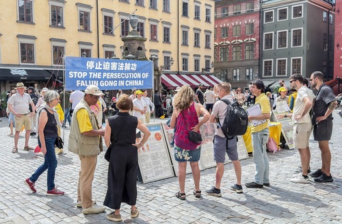 Image for article Estocolmo, Suecia: La gente conoce sobre la persecución del PCCh en el festival de Midsommar