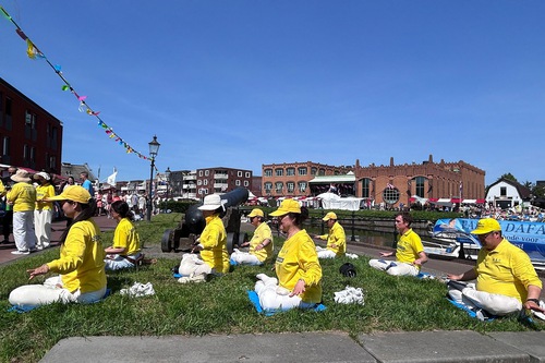 Image for article Países Bajos: Practicantes presentan Falun Dafa en el Festival del Puerto de Leurse