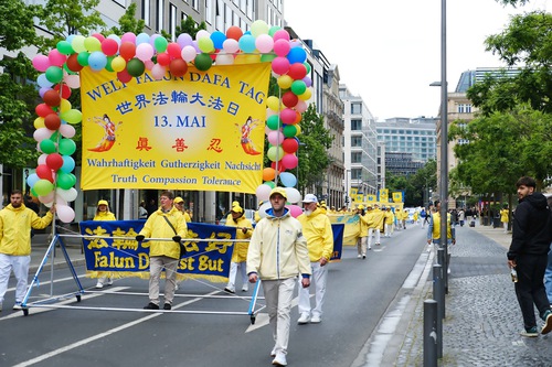 Image for article La gente elogia Falun Dafa durante la celebración del Día Mundial de Falun Dafa en Frankfurt, Alemania
