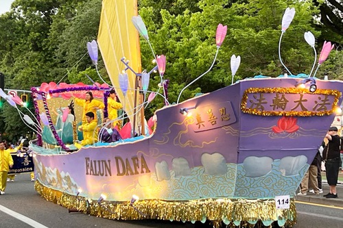 Image for article Portland, Oregón: El grupo Falun Dafa recibe el máximo galardón en el Desfile de las Estrellas