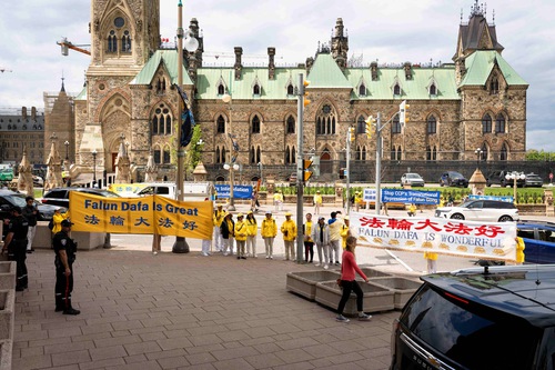 Image for article Ottawa, Canadá: Practicantes de Falun Gong se manifestaron contra la persecución del PCCh durante la visita del ministro de Asuntos Exteriores chino