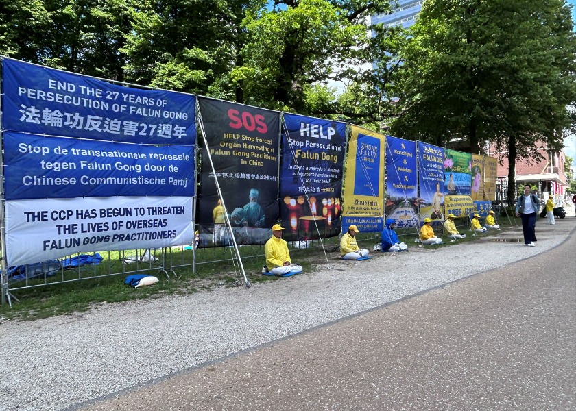 Image for article Practicantes realizan eventos frente a la Cámara de Representantes de los Países Bajos y denuncian la persecución