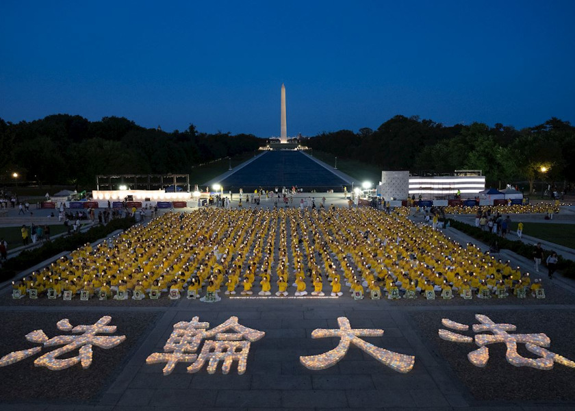 Image for article Washington, D. C.: Vigilia con velas en el Monumento a Lincoln protesta contra la brutalidad del régimen comunista chino