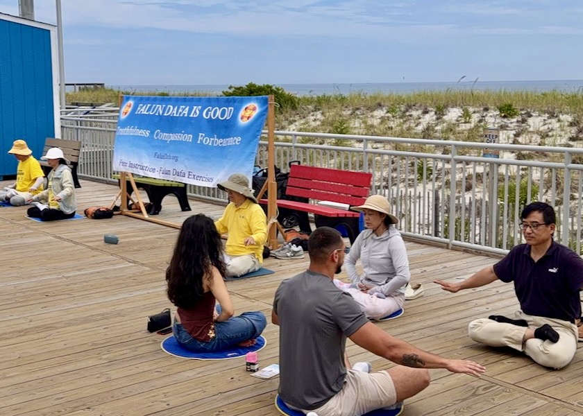 Image for article Nueva Jersey: Presentación de Falun Dafa en el paseo marítimo de Seaside Heights