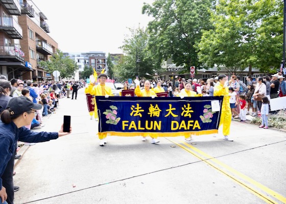 Image for article Kirkland, Washington: Practicantes de Falun Dafa aclamados por el público en el desfile del Día de la Independencia