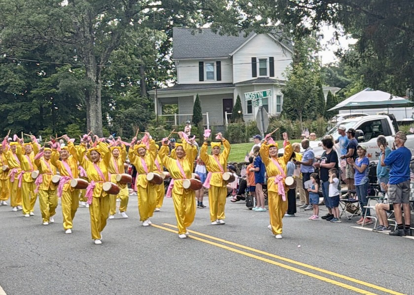 Image for article Nueva Jersey: Practicantes de Falun Dafa reciben una cálida bienvenida en el desfile del Festival de la Libertad de Randolph