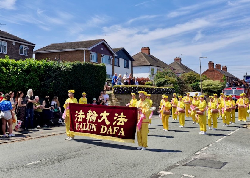Image for article Reino Unido: La gente conoce sobre Falun Dafa en la Fiesta de las Rosas de Weaverham