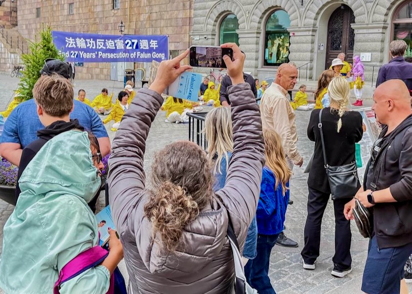 Image for article Estocolmo: Transeúntes apoyan eventos de Falun Dafa en protesta por 27 años de persecución del PCCh en China