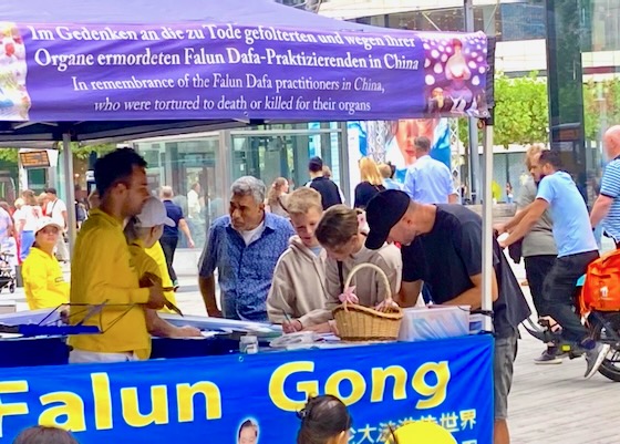 Image for article Düsseldorf, Alemania: Funcionarios y el público condenan la persecución de Falun Dafa