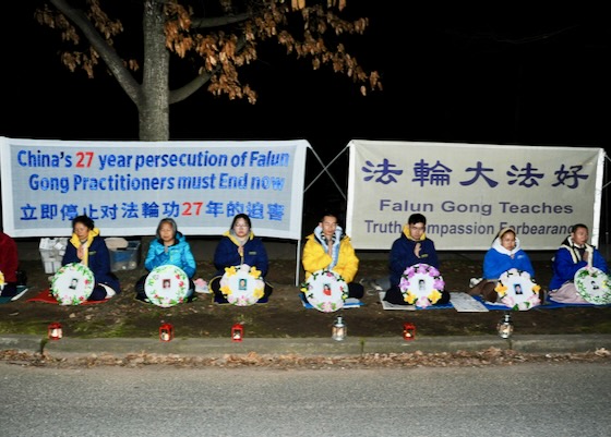 Image for article Vigilia con velas frente a la Embajada de China en Canberra conmemora 27 años de protesta contra la persecución del PCCh