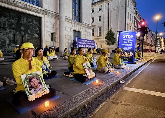 Image for article Vigilia con velas en la Embajada de China en Londres: Exigen el fin de la persecución de 27 años