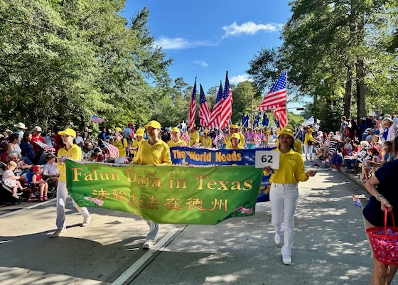 Image for article Falun Dafa recibe una cálida bienvenida en el desfile del Día de la Independencia en Texas: “Están haciendo un gran bien para el mundo entero”