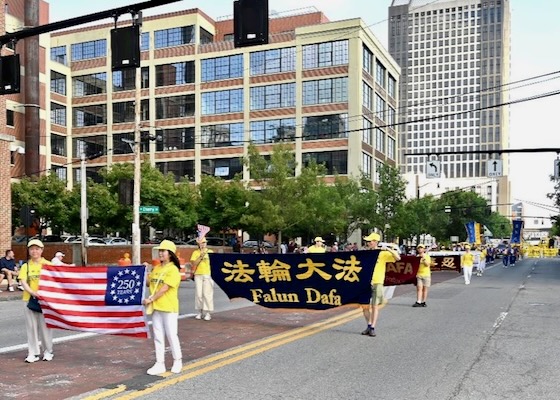 Image for article Practicantes de Falun Dafa transmiten mensaje de Verdad, Benevolencia y Tolerancia en el desfile del Día de la Independencia en Columbus