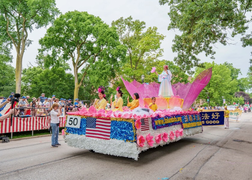 Image for article Chicago: La gente se identifica con Verdad-Benevolencia-Tolerancia en el Desfile del Día de la Independencia de Evanston
