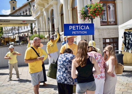 Image for article Visitantes de un festival en Eslovaquia apoyan a Falun Dafa: La libertad de creencias no puede ser vulnerada