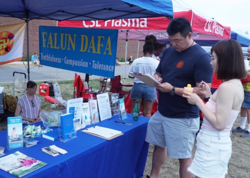 Image for article La gente aprende los ejercicios de Falun Dafa en la celebración del Día de la Independencia en Delaware