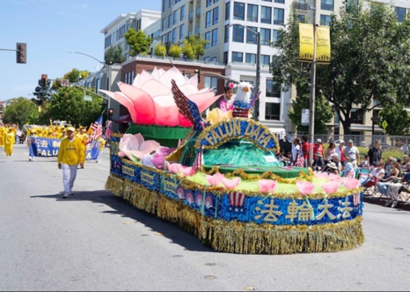 Image for article Falun Dafa recibe elogios en el desfile del Día de la Independencia en Redwood City