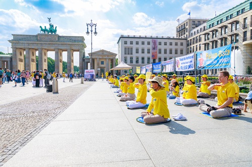 Image for article Berlín, Alemania: Miembros del Parlamento elogian los esfuerzos de los practicantes de Falun Dafa para exponer la persecución
