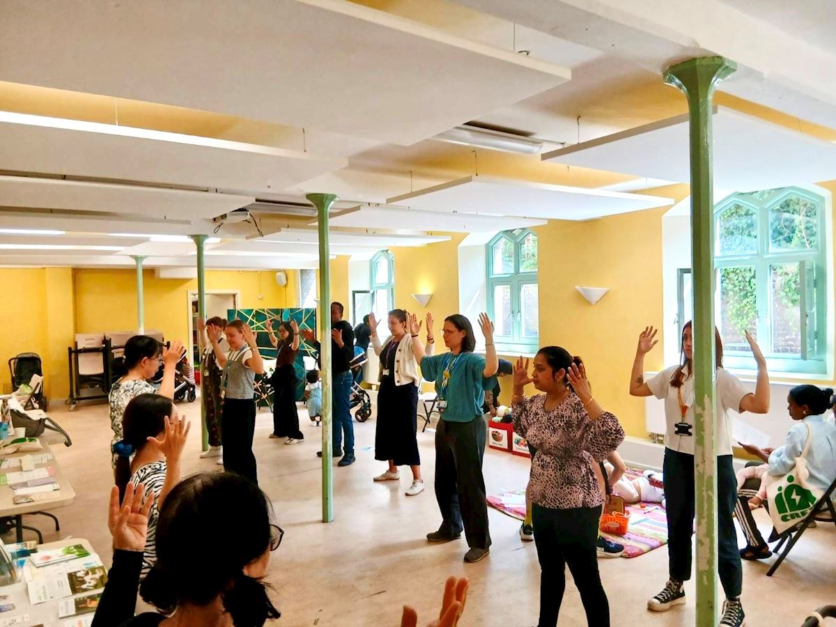Image for article Presentación de Falun Dafa en un foro vecinal en el Reino Unido