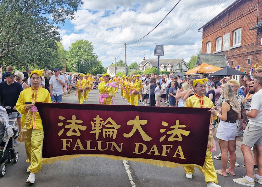 Image for article Presentación de Falun Dafa en el Festival de la Rosa de Goostrey en el Reino Unido
