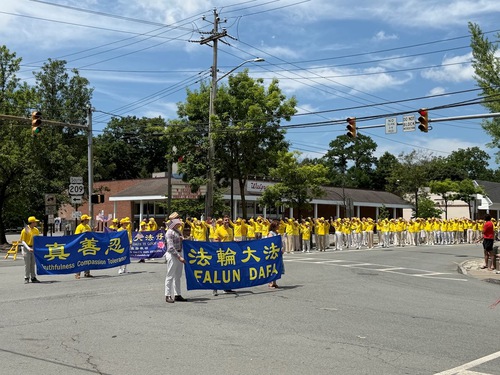 Image for article Pensilvania, EE. UU.: Falun Dafa recibe una cálida bienvenida en el desfile del Día de la Independencia del condado de Pike