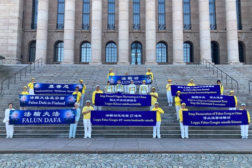 Image for article Finlandia: La gente en Helsinki apoya a Falun Dafa y condena los 27 años de persecución en China