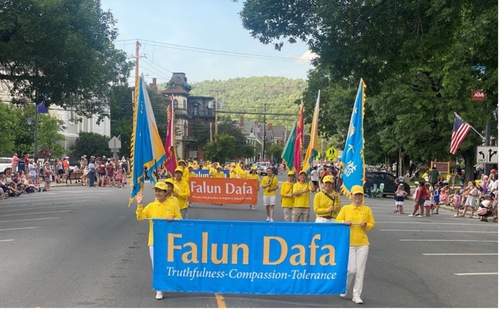 Image for article Los practicantes de Falun Dafa fueron bien recibidos en la celebración del Día de la Independencia de Vermont