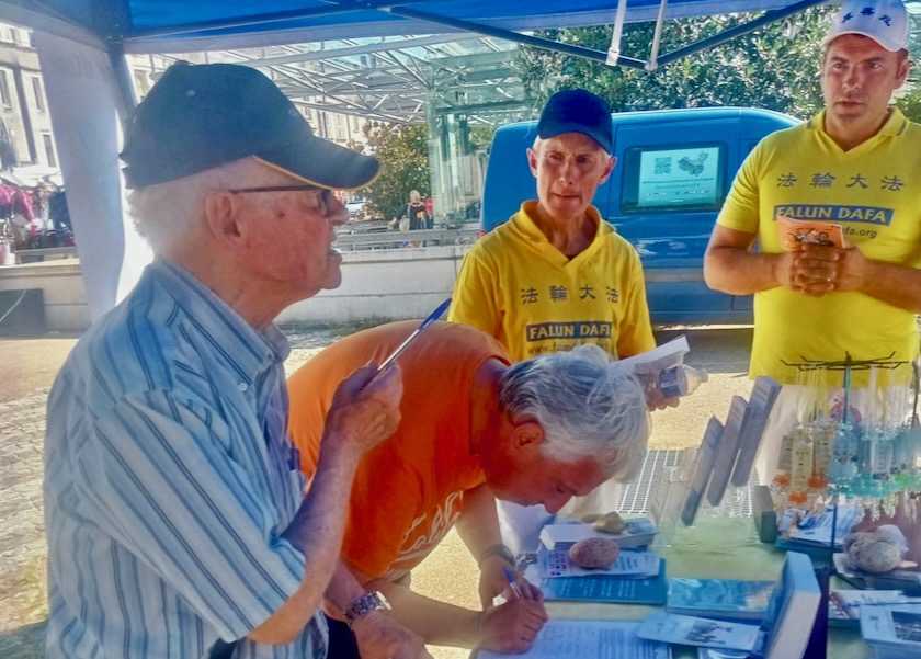 Image for article Francia: Los habitantes de La Rochelle animan a los practicantes a participar en eventos para denunciar la persecución