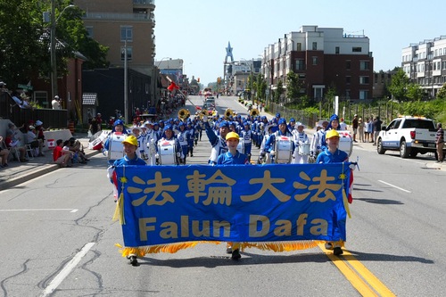 Image for article Falun Dafa brilla en el desfile del Día de Canadá en Aurora