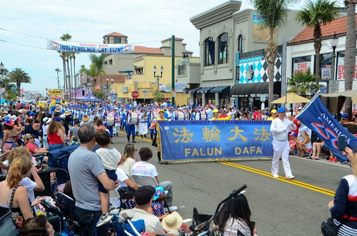 Image for article Huntington Beach, California: La Banda Marchante Tian Guo participa en el desfile del 4 de julio
