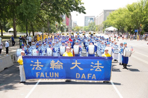 Image for article Washington D. C.: Banda Marchante Tian Guo elogiada por los turistas durante las celebraciones del 250.º aniversario de la nación