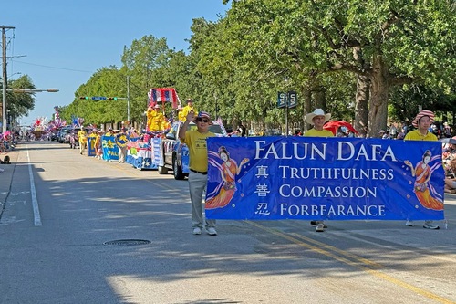Image for article Texas: Espectadores del desfile del Día de la Independencia en Arlington aplauden al contingente de Falun Dafa