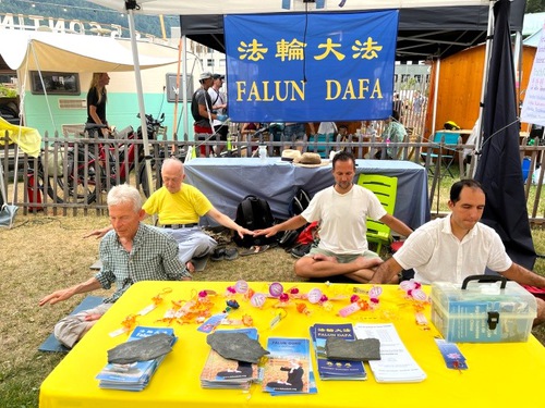 Image for article La gente conoce sobre Falun Dafa en el Festival de los 5 Continentes en Suiza