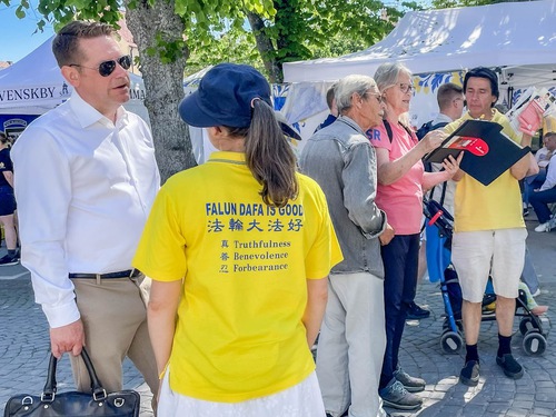 Image for article Visby, Suecia: Practicantes de Falun Dafa reciben apoyo durante la Semana de Almedalen