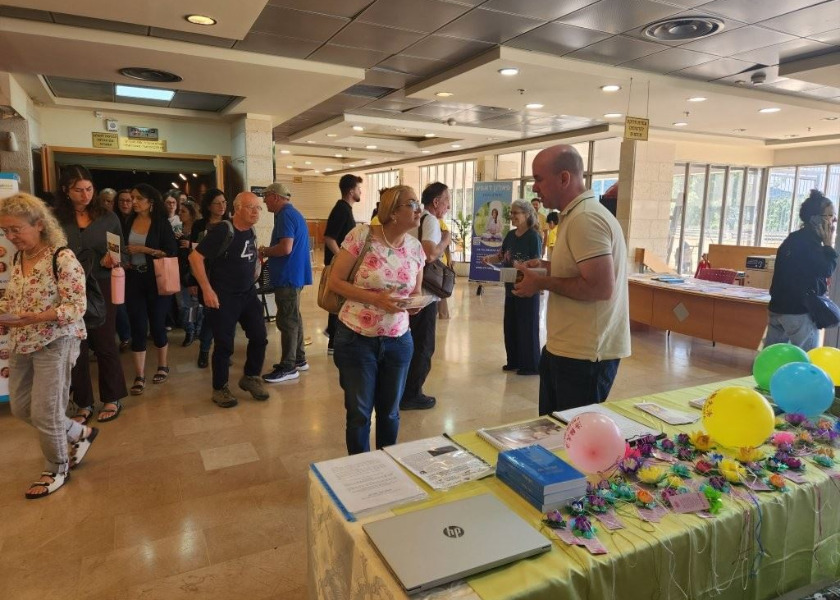 Image for article Israel: Practicantes de Falun Dafa muestran los ejercicios y meditación como parte de un estilo de vida saludable en las ferias EatWell
