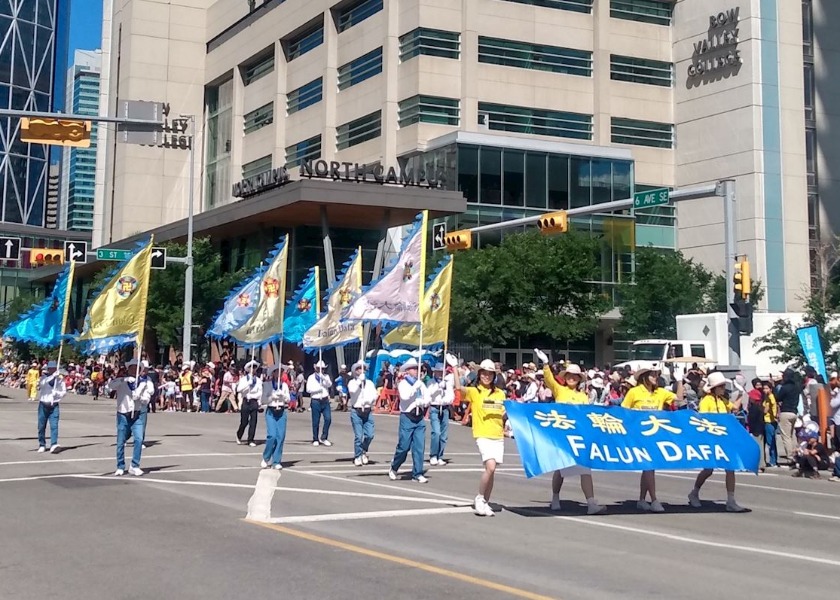 Image for article La gente elogia a Falun Dafa en el desfile del Calgary Stampede