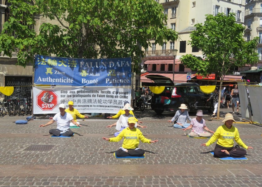 Image for article Personas elogian los principios rectores de Falun Dafa durante un evento en París