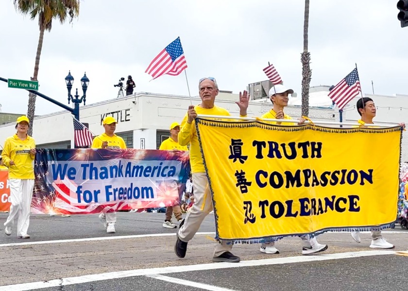 Image for article California: Practicantes de Falun Dafa son bienvenidos en el desfile del Día de la Independencia en Oceanside