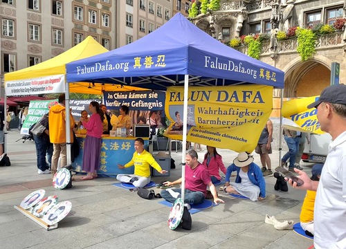 Image for article Alemania: La gente elogia a Falun Dafa y condena la persecución durante un evento en Múnich