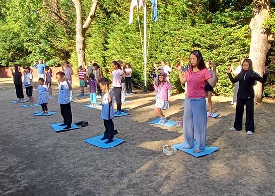 Image for article Padres contentos al ver los cambios positivos en sus hijos después del campamento de verano en Londres