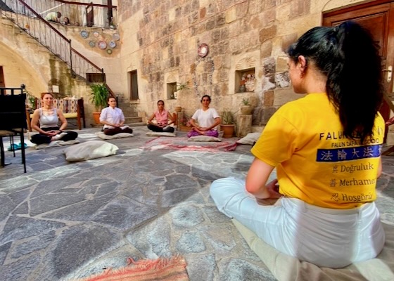 Image for article Turquía: Turistas y residentes se sienten tranquilos y relajados tras aprender los ejercicios de Falun Dafa