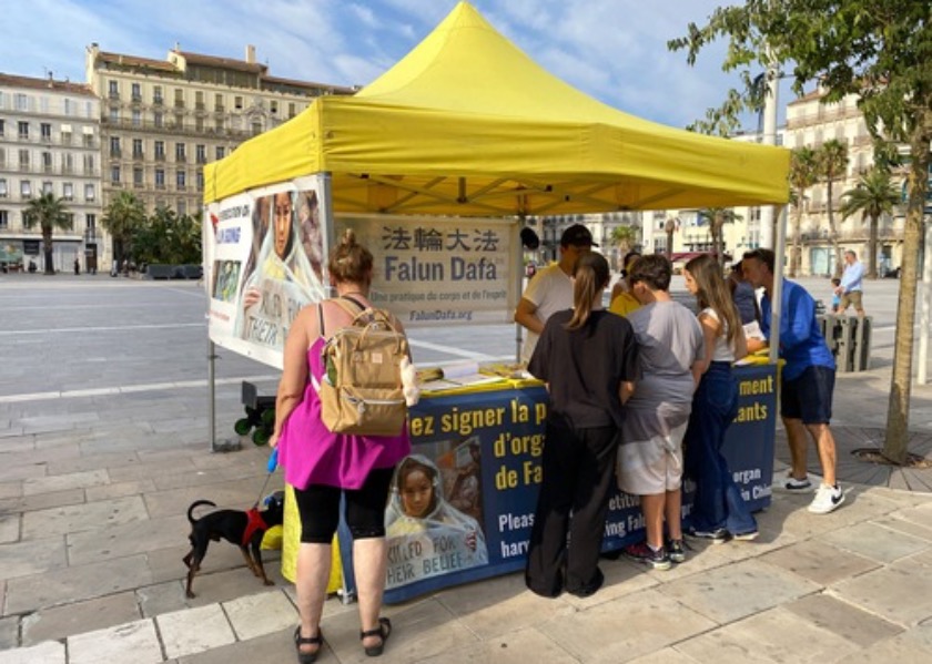 Image for article Presentando Falun Dafa en las ciudades costeras del sur de Francia