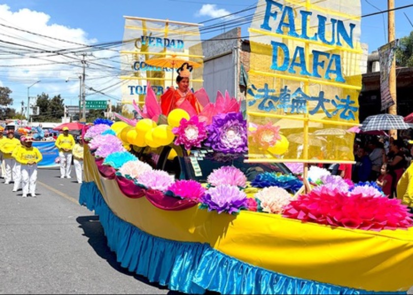 Image for article México: El público da la bienvenida a Falun Dafa en el Desfile de la Dalia de Huamantla