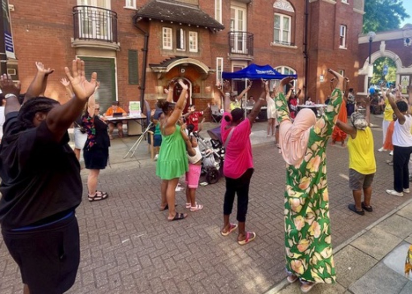 Image for article ​Residentes aprenden Falun Dafa durante un día de diversión comunitaria en Londres