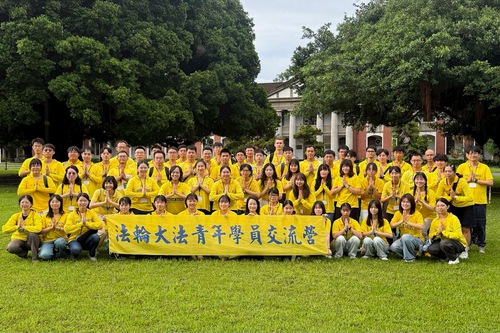 Image for article Tainan, Taiwán: Jóvenes practicantes se animan mutuamente durante un campamento de verano